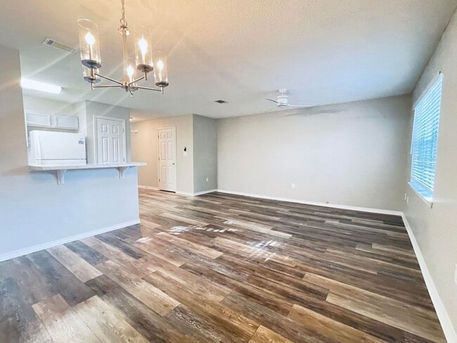 Building Photo - 214 Tooke St