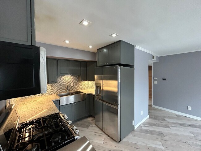 Building Photo - Beautiful 2BD/2BA W/ Reserved Parking and In-Unit Laundry in North Park!