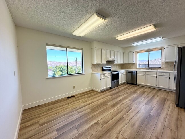 Building Photo - Sweeping Views of Yakima Valley