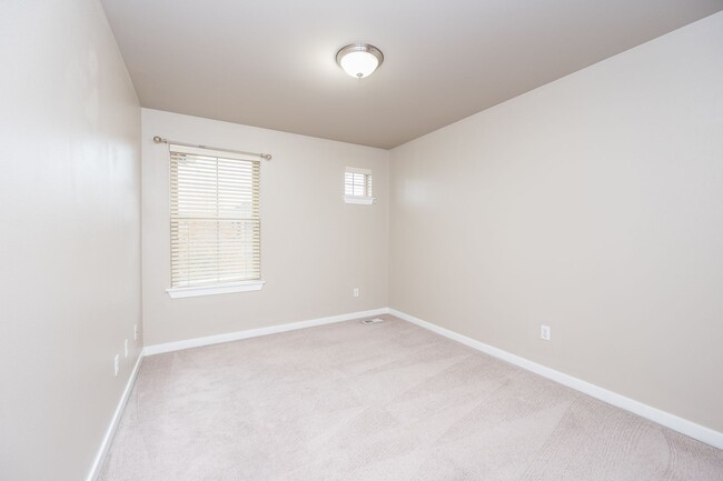 Building Photo - 4 Bedroom 2.5 bath over 2900 square feet i...