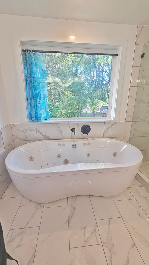 Building Photo - Spacious 4 Bed 3 Bath Home in Sought After...