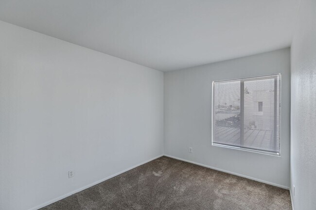 Building Photo - 3840 N 43rd Ave