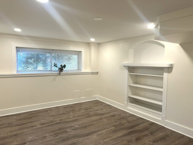 Building Photo - 5546 N Linder Ave