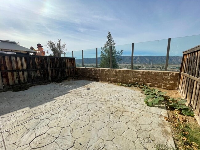 Building Photo - Three Bedroom Two Bathroom Condo in Lake Elsinore