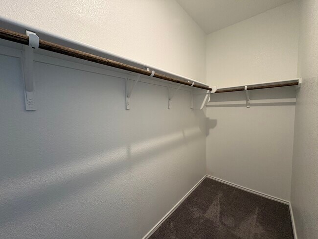 Building Photo - 217 English Oak St