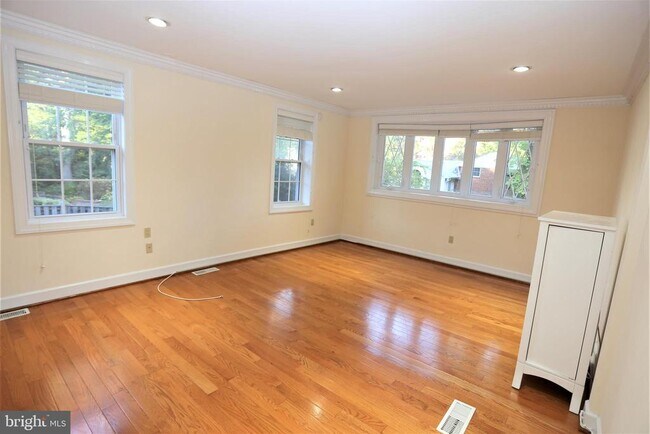 Building Photo - 9705 Fernwood Rd