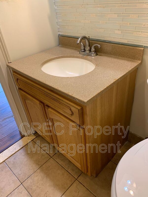 Building Photo - 711 Locust St