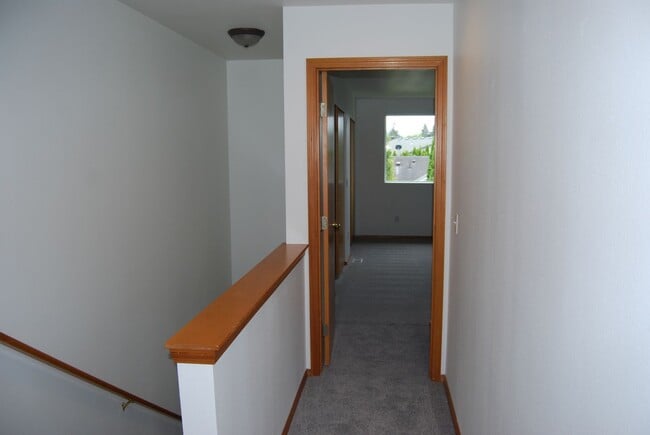 Building Photo - Spacious 2 bedroom 2.5 Bath Townhome in Auburn