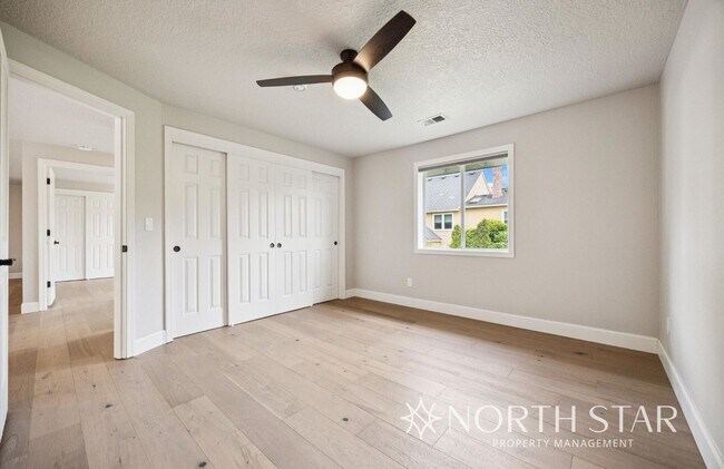 Building Photo - 12793 SW Sierra Vista Dr