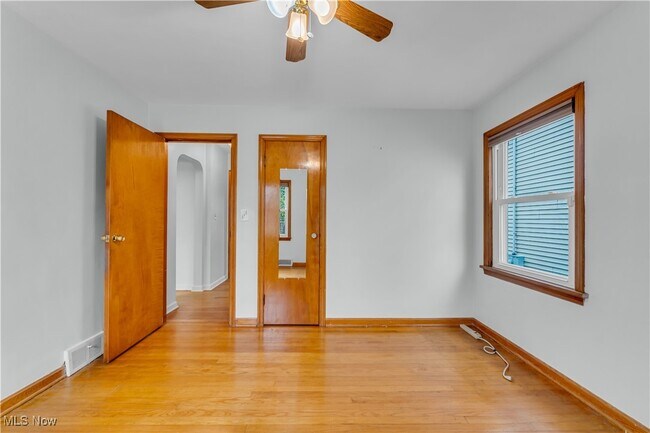 Building Photo - 25731 Farringdon Ave