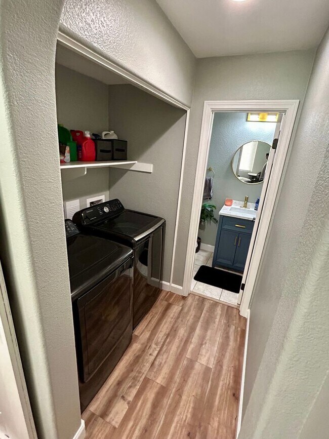 Building Photo - Stunning Townhome in the Heart of Otay Lakes, Chula Vista - MOVE IN SPECIAL