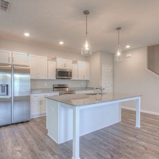 Building Photo - Upgraded, Luxury Townhouse