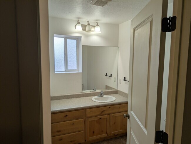Building Photo - Updated Studio Apartment in Ephraim – All Utilities Included + Pet Friendly