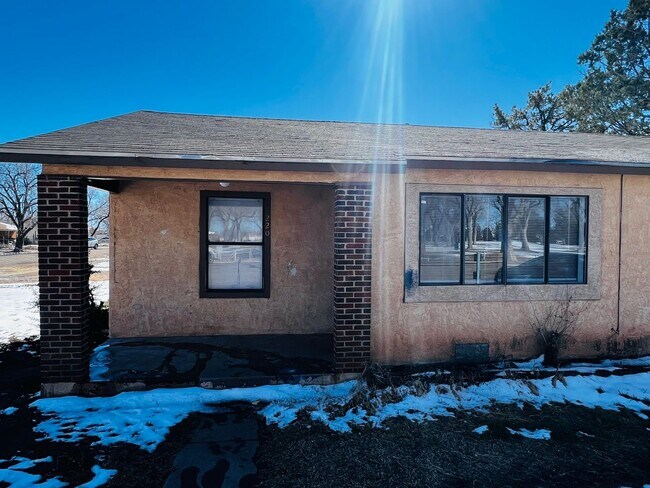 Building Photo - E 9th Duplex 1