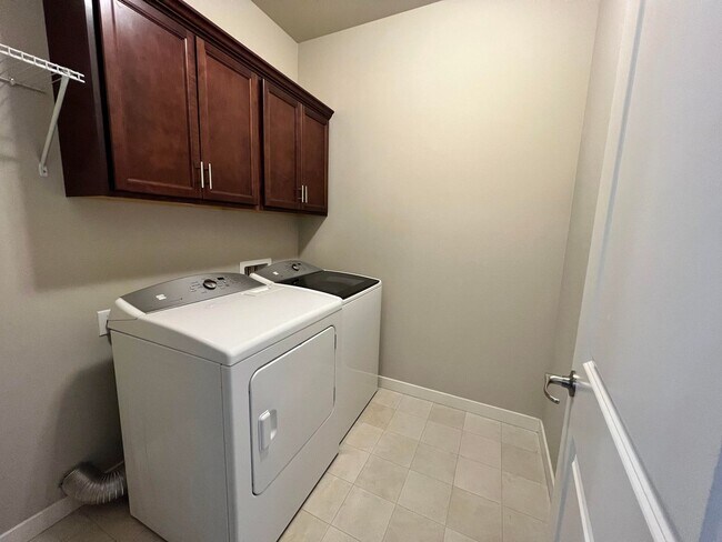 Building Photo - 3bed/2.5bath with Lofted Space at Harbor Crossing!