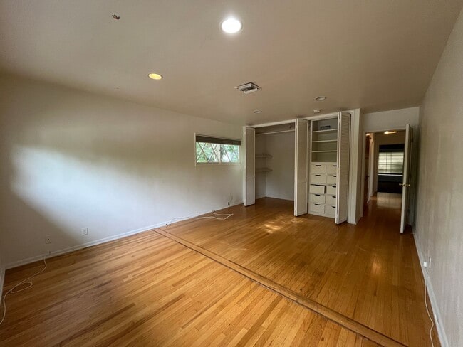 Building Photo - Encino 3+3 w/gated entry, pool + solar pan...