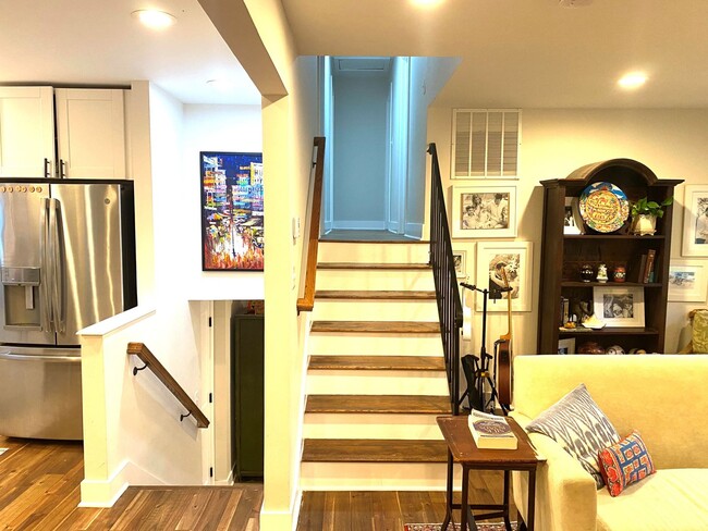 Building Photo - Beautifully remodeled 5 bed / 3 bath on pr...