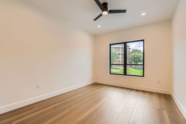 Building Photo - Beautiful 2 bedroom condo with elevator access!