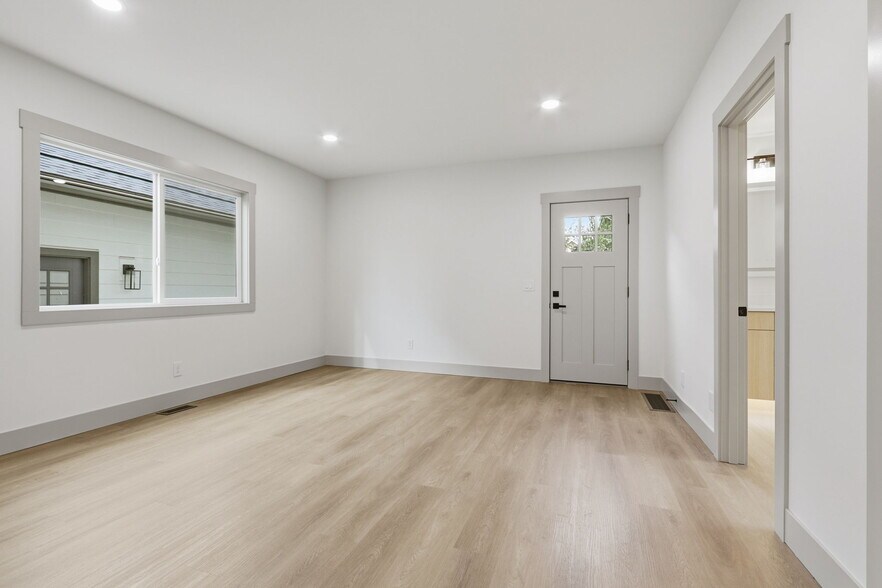 Building Photo - 437 NE Fargo St