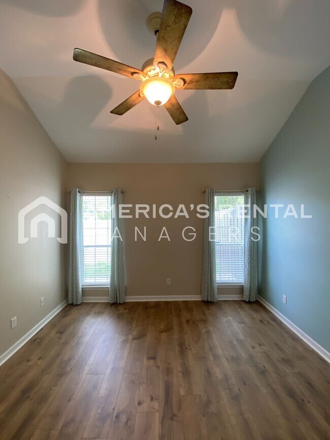 Building Photo - 2807 Southwood Ln