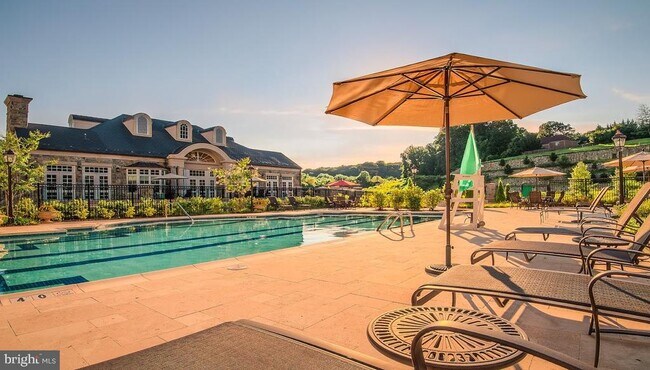 Building Photo - 8201 River Rd