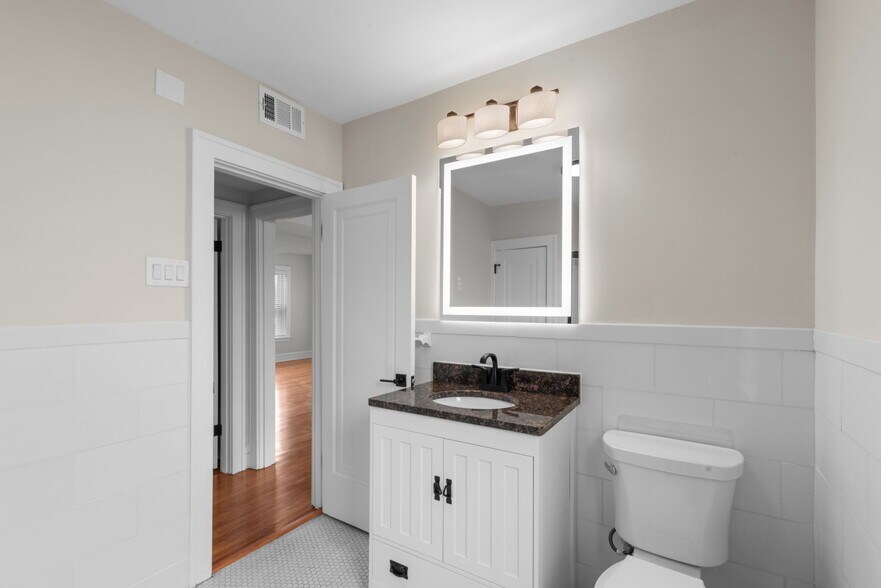 Building Photo - 6340 Northwood Ave