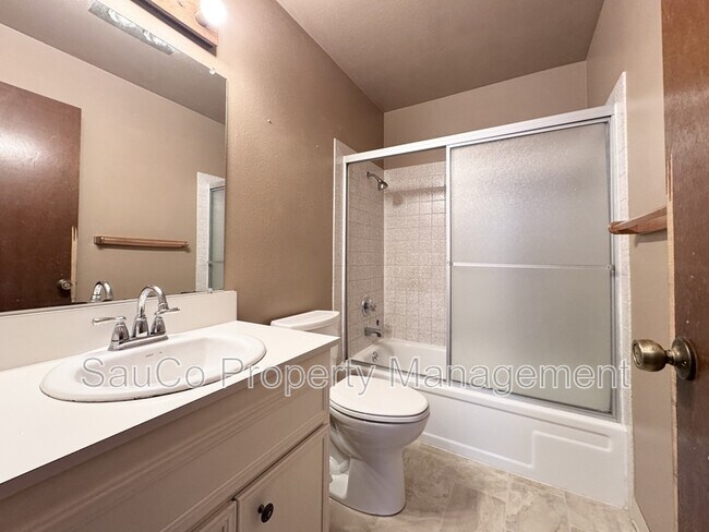 Building Photo - 324 SE 30th Ave