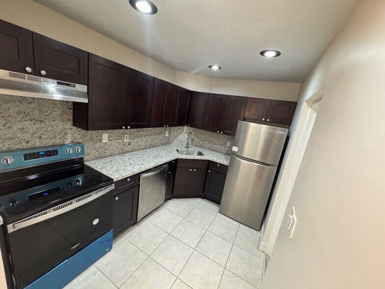 Building Photo - 3115 Oakland Shores Dr