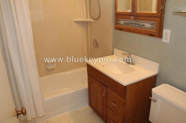 Building Photo - 2 Bed, 1 Bath Home Near Park Rose City Gol...