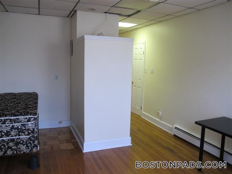 Building Photo - 879 Beacon St