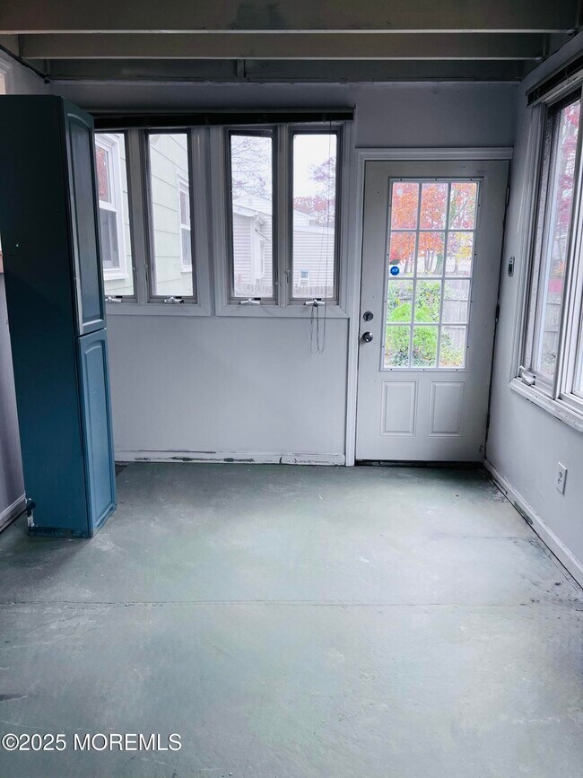 Building Photo - 891 Raleigh Dr