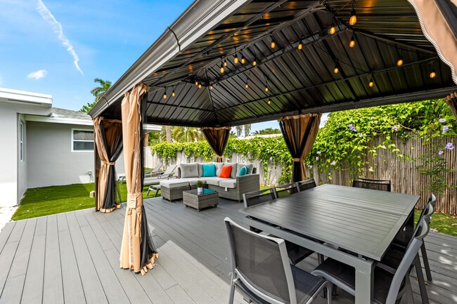 Building Photo - 1800 NE 28th Ave