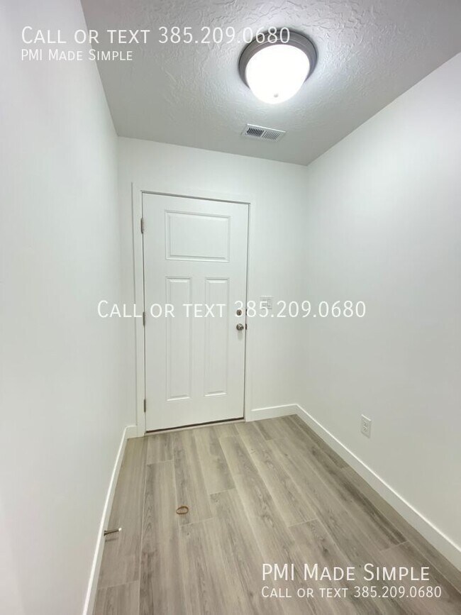 Building Photo - Clear and Bright, Newer Townhome in Rivert...