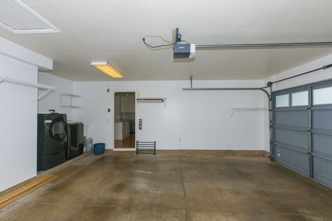 Building Photo - BACK ON MARKET**Single level spacious home...
