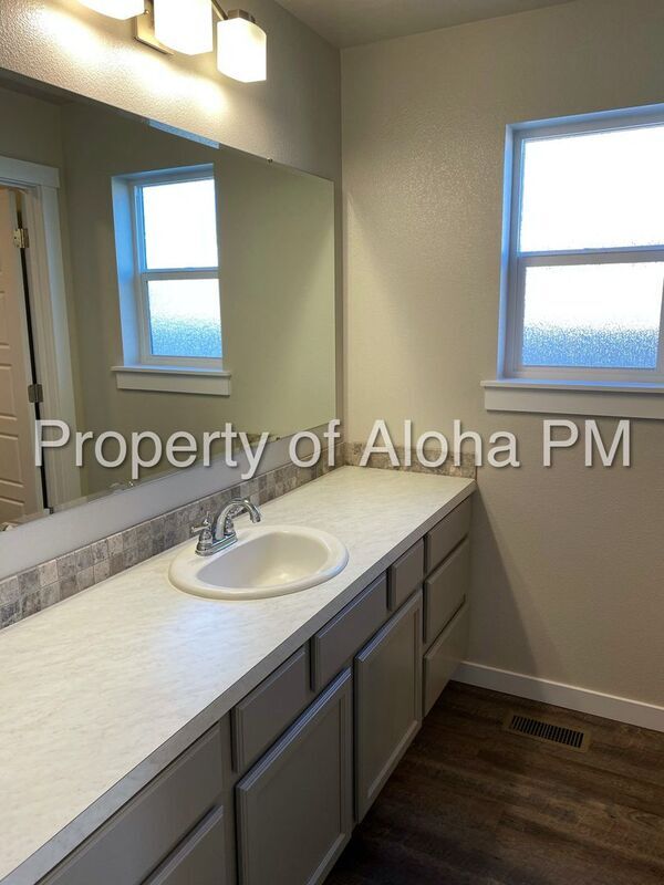 Building Photo - 6142 N Silver Spruce Ave