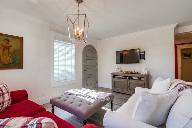 Building Photo - Furnished 2 Bedroom, 1 Bath