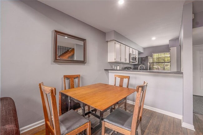 Building Photo - 2215 Post Rd