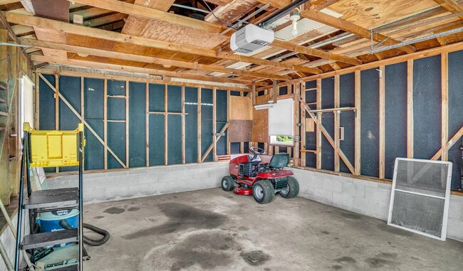 Building Photo - Updated 3-bedroom, 1-bath ranch home locat...