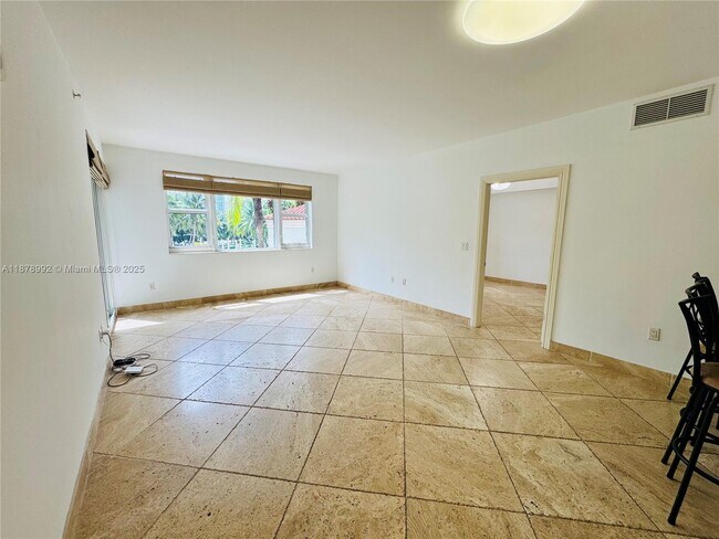 Building Photo - 20000 E Country Club Dr