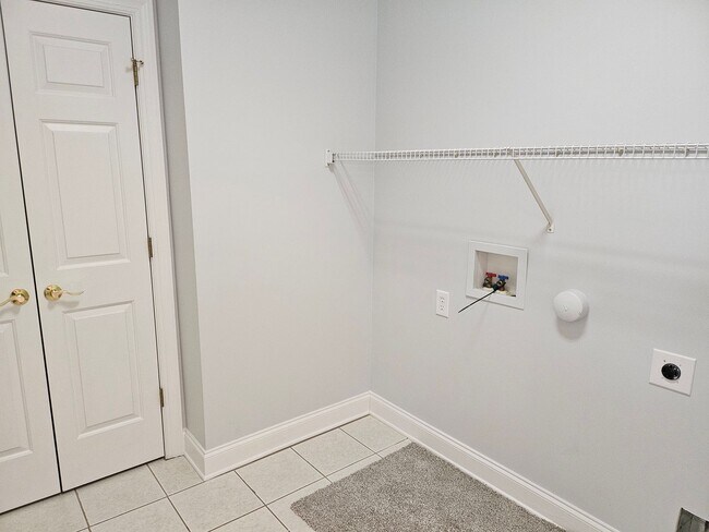 Building Photo - Southport - 3bedroom, 2 bath Townhouse