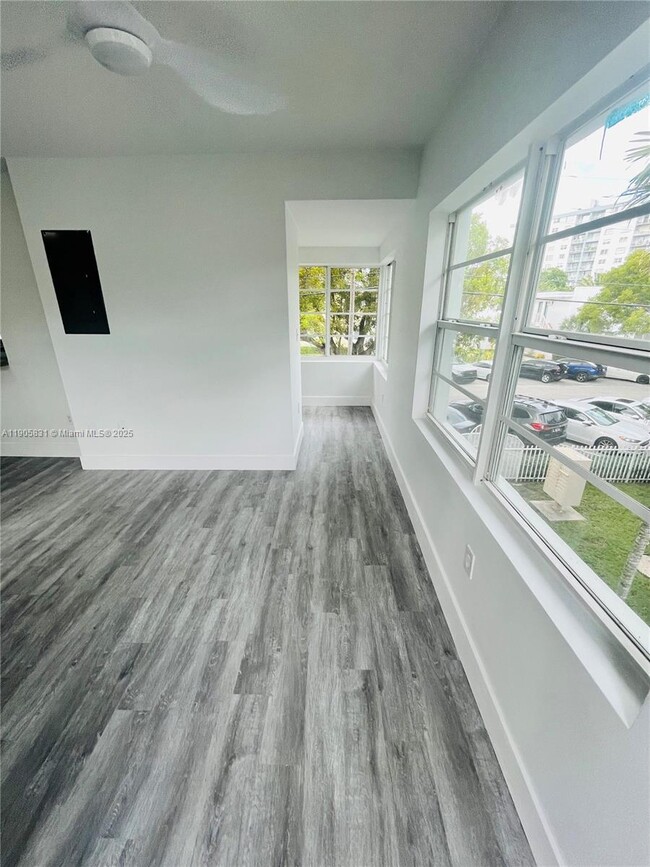 Building Photo - 950 Bay Dr