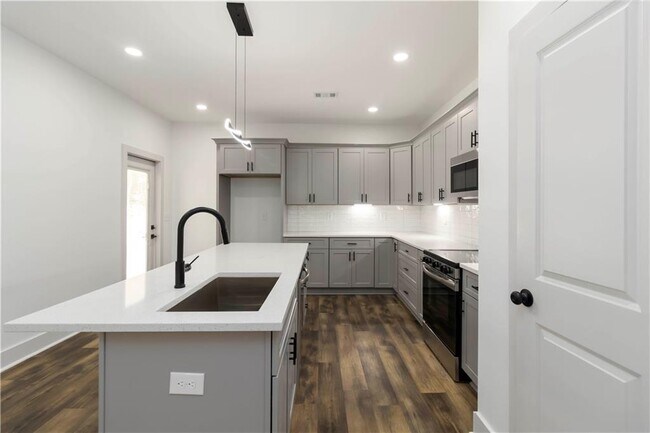 Building Photo - 2884 Thompson Cir