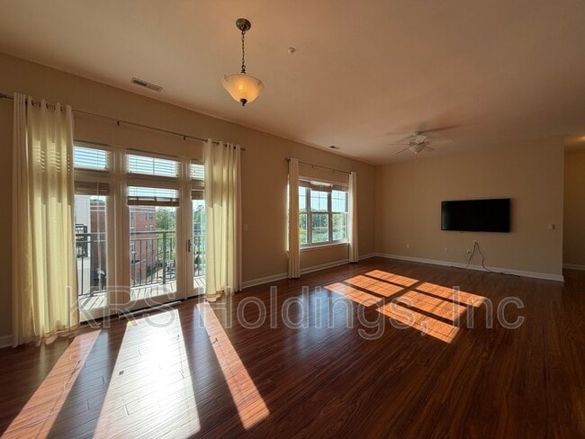 Building Photo - 670 Town Center Dr