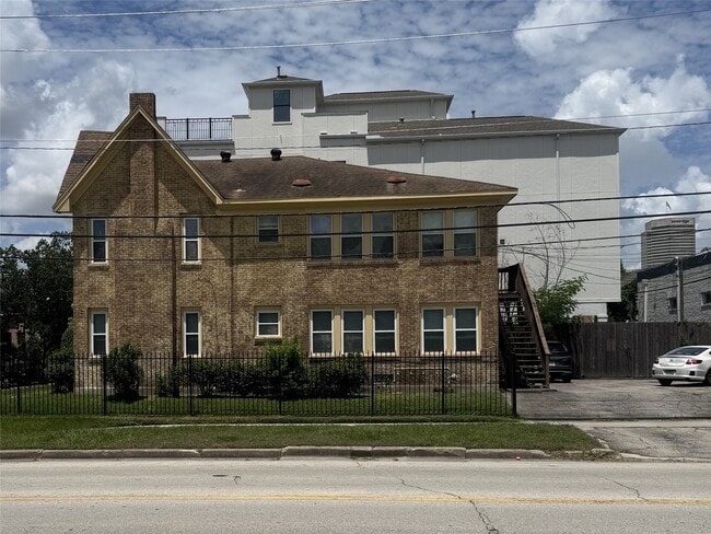 Building Photo - 302 W Saulnier St
