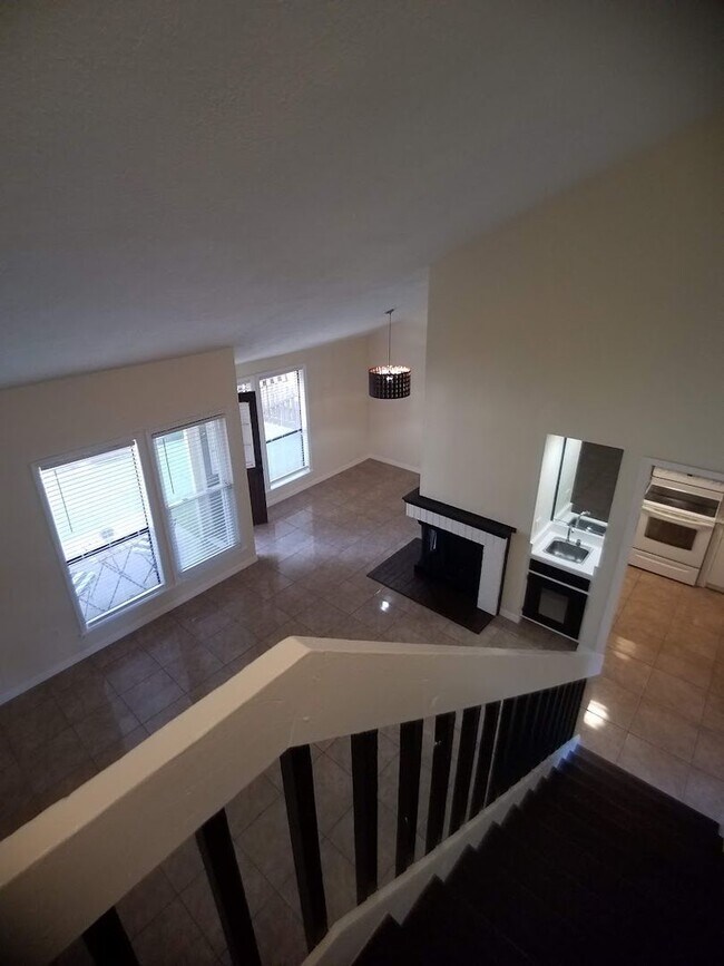 Building Photo - Beautiful 2/2 Towhhouse Feel Condo  x Rent...