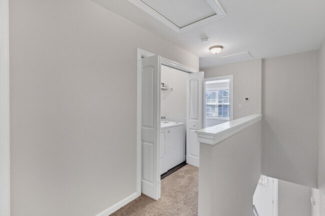 Building Photo - Holly Ridge End Unit Town Home Available!