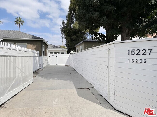 Building Photo - 15225 Valleyheart Dr