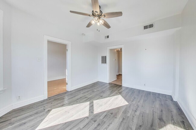 Building Photo - 2164 N Oakley Ave