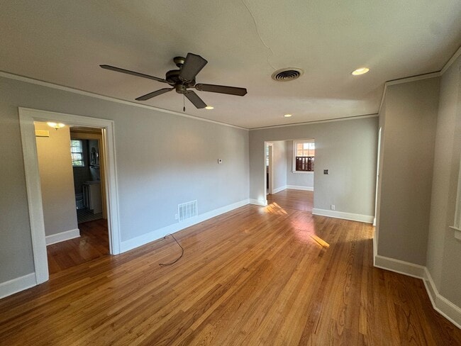 Building Photo - Adorable Home