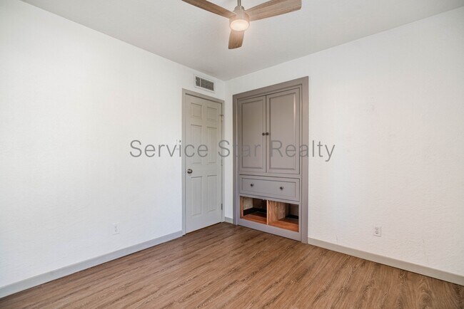 Building Photo - 2609 E Aster Dr